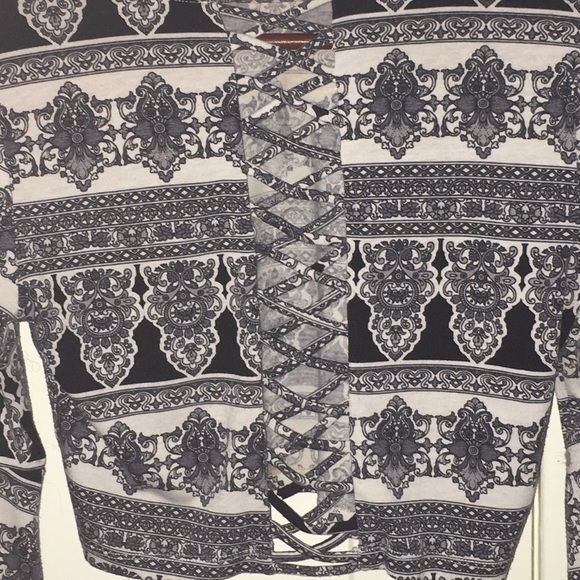 🦋 Hippie Bell Sleeve Croptop 🦋 - Picture 3 of 4